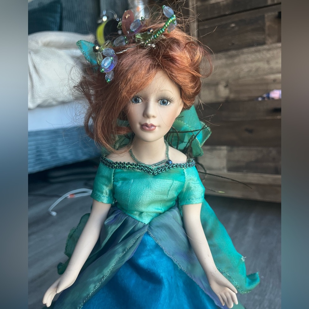 Duck House Heirlooms Limited Edition Porcelain Doll 297/5000 W/ Lighted Display - Picture 2 of 7